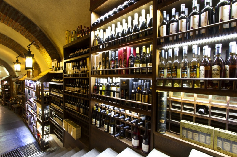 bar-CALLAS-min_world_street_travel_shop_canon_georgia_wine_bottles-429767